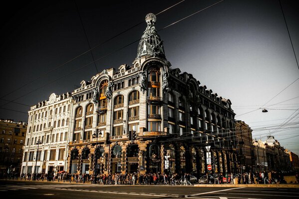 Avenida Nevsky vespertino en San Petersburgo de la Federación rusa