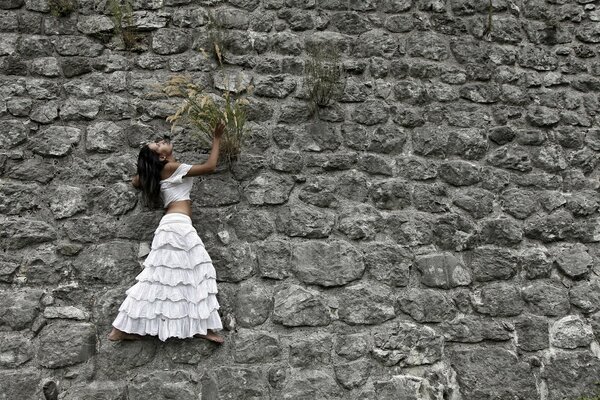 Servizio fotografico creativo della ragazza in abito bianco