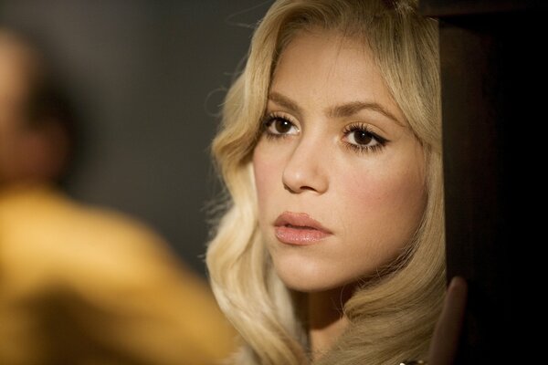 Cantante Shakira con uno sguardo triste