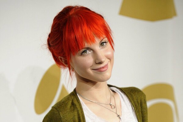 Photo of red-haired and smiling singer Hayley Williams