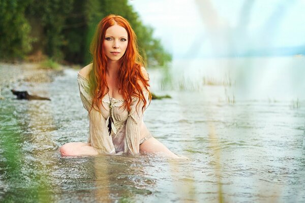 Ragazza carina che fa il bagno nel fiume. Natura