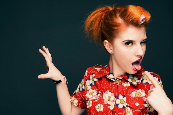 Hayley Williams con i bigodini e mostra la lingua