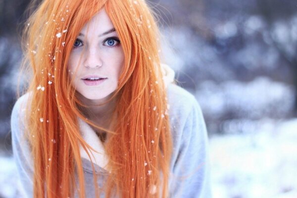 Pelirroja chica en medio de la nieve