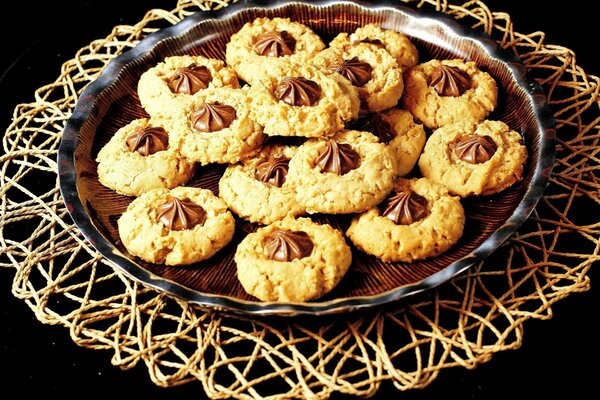 Galletas con relleno de chocolate en un plato