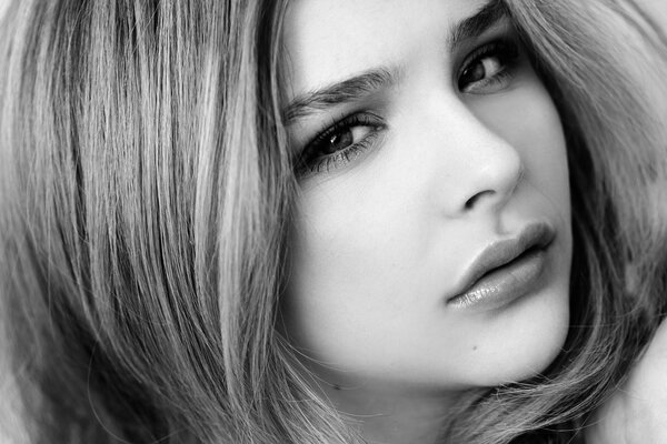 Chloe Grace Moretz hermosa foto en blanco y negro