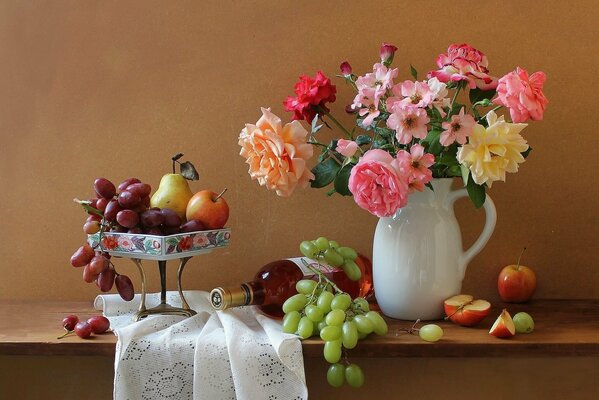 Nature morte avec du vin, des fruits et un bouquet