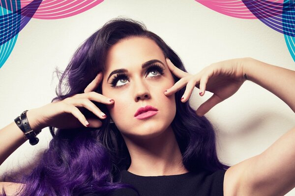 Katty Perry aux cheveux violets