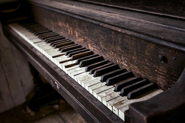 Vieux piano avec vieux fond