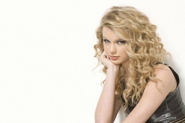 Taylor Swift mit Locken