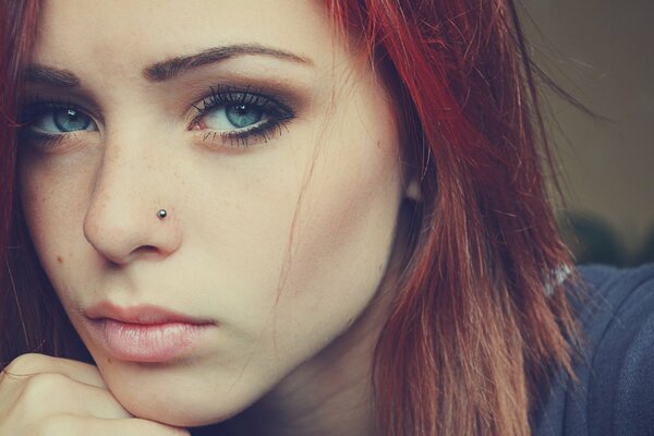 La belleza natural y la mirada prometedora atraen a la cara de una joven encantadora