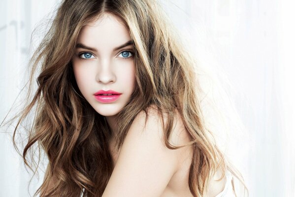 Victoria s secret Model barbara palvin. Mädchen mit blauen Augen und rosa Lippenstift