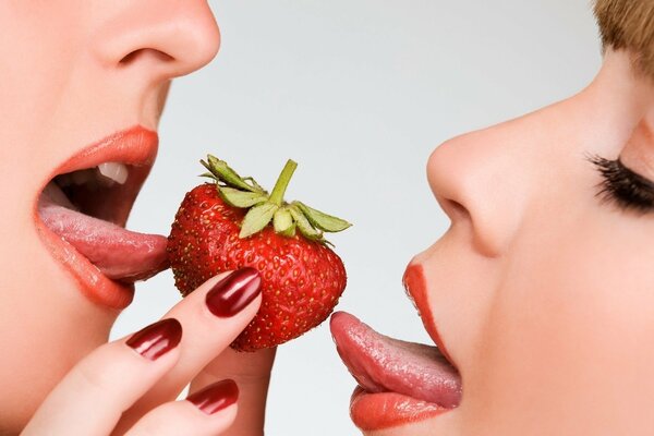 Deux filles et une fraise douce