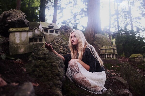 Fabulosa foto de una chica en el bosque