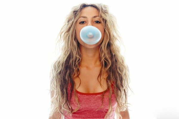 Shakira with an inflatable bubble from gum