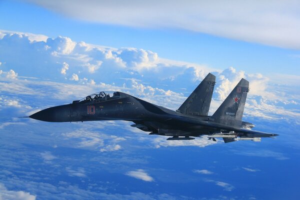 Jet su-35 en vuelo contra el cielo