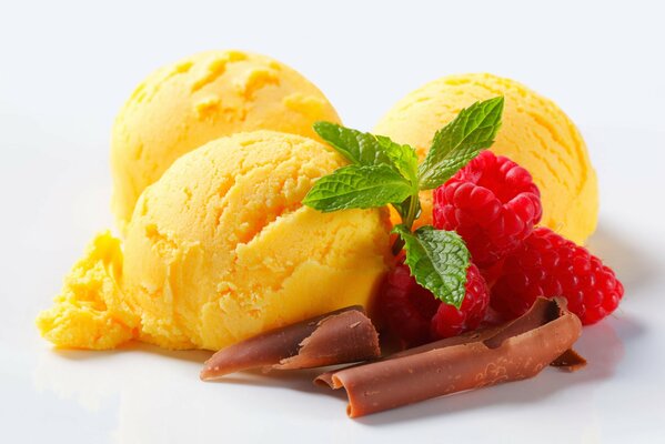 Palline di gelato cioccolato e lampone fiaba»