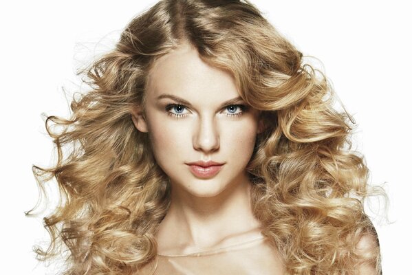 Taylor Swift con pelo rizado