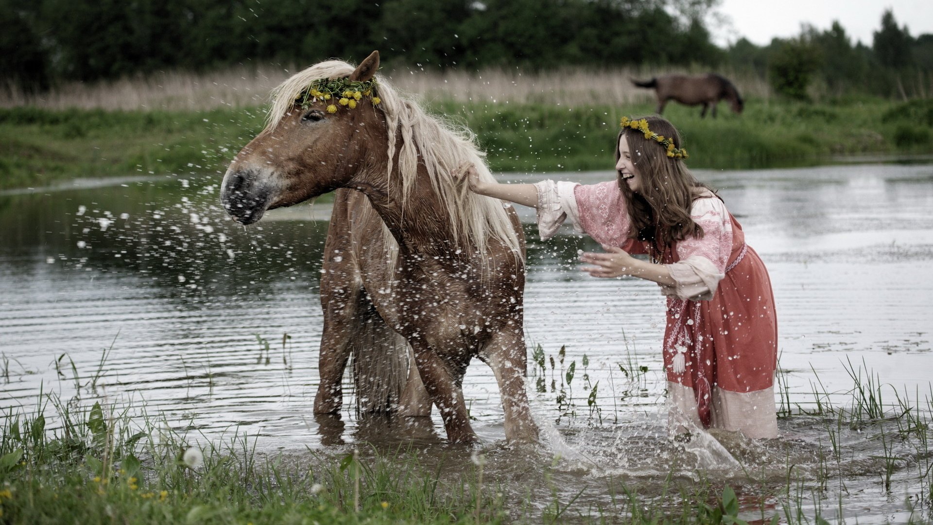 fille été rivière baignade cheval humeur gicler