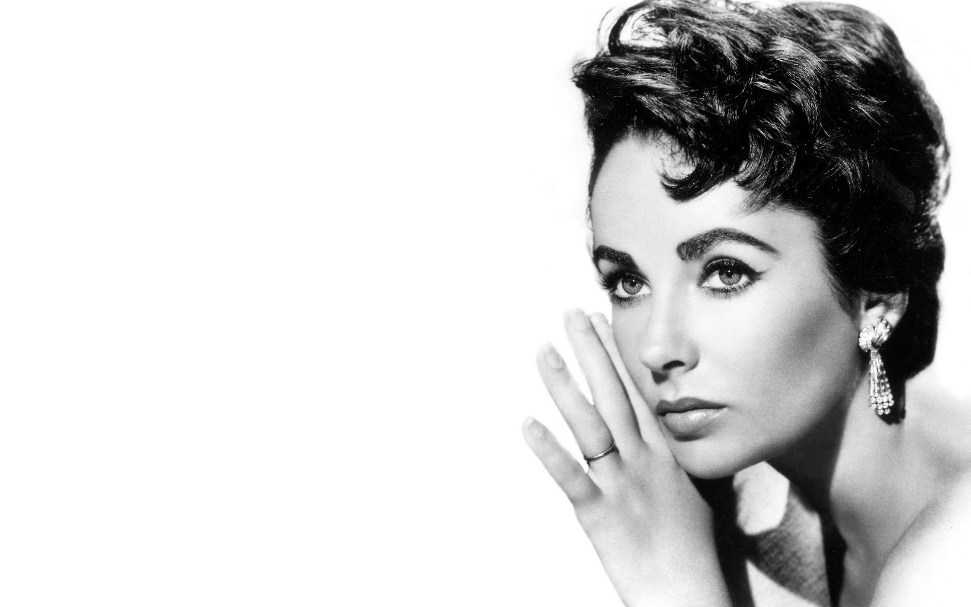 elizabeth taylor orecchini attrice bruna