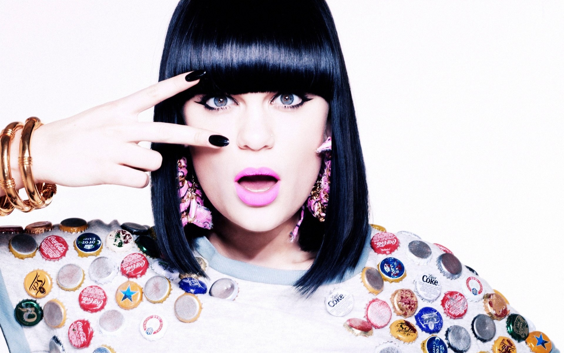 jessie j chica cantante morena lápiz labial laca pendientes pulseras fondo sorpresa mirada