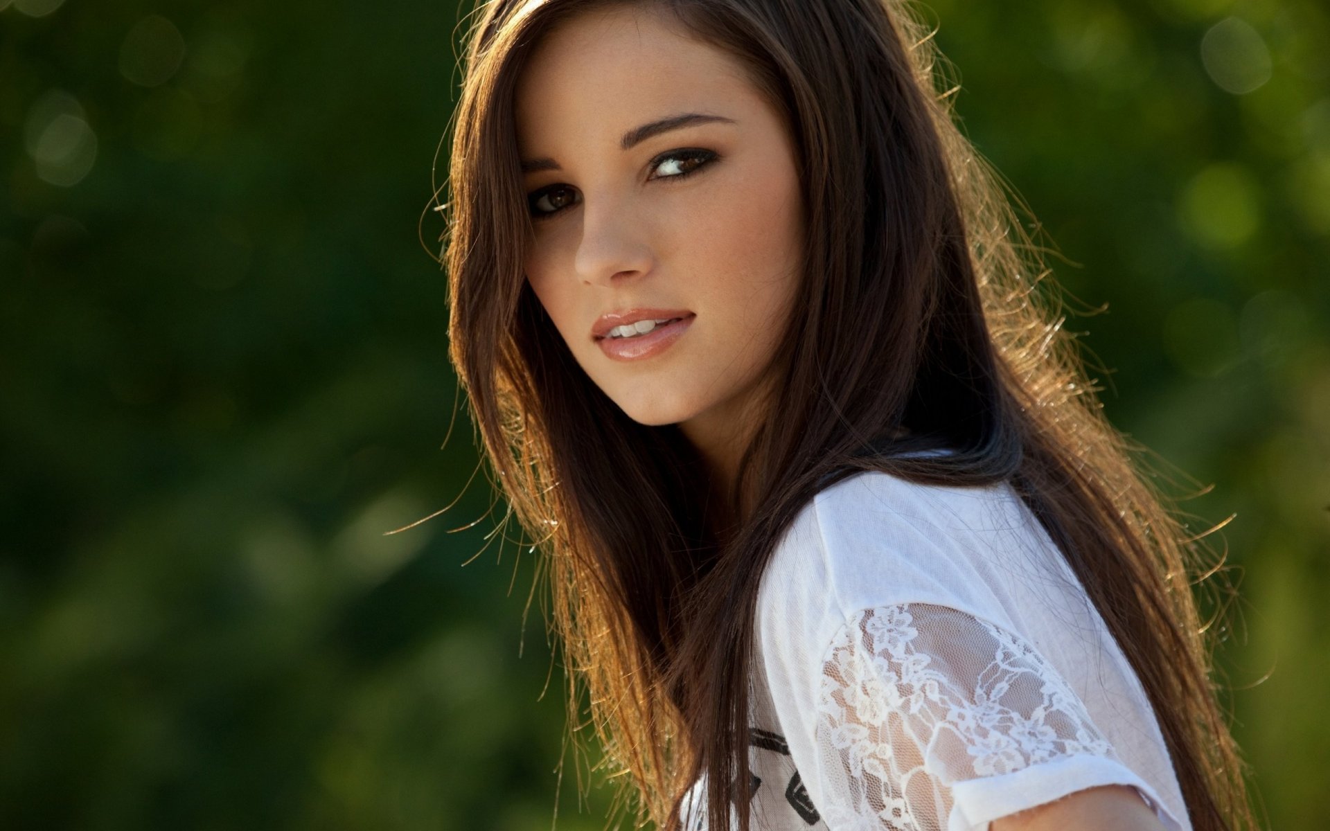 madison morgan girl brown hair view bokeh green