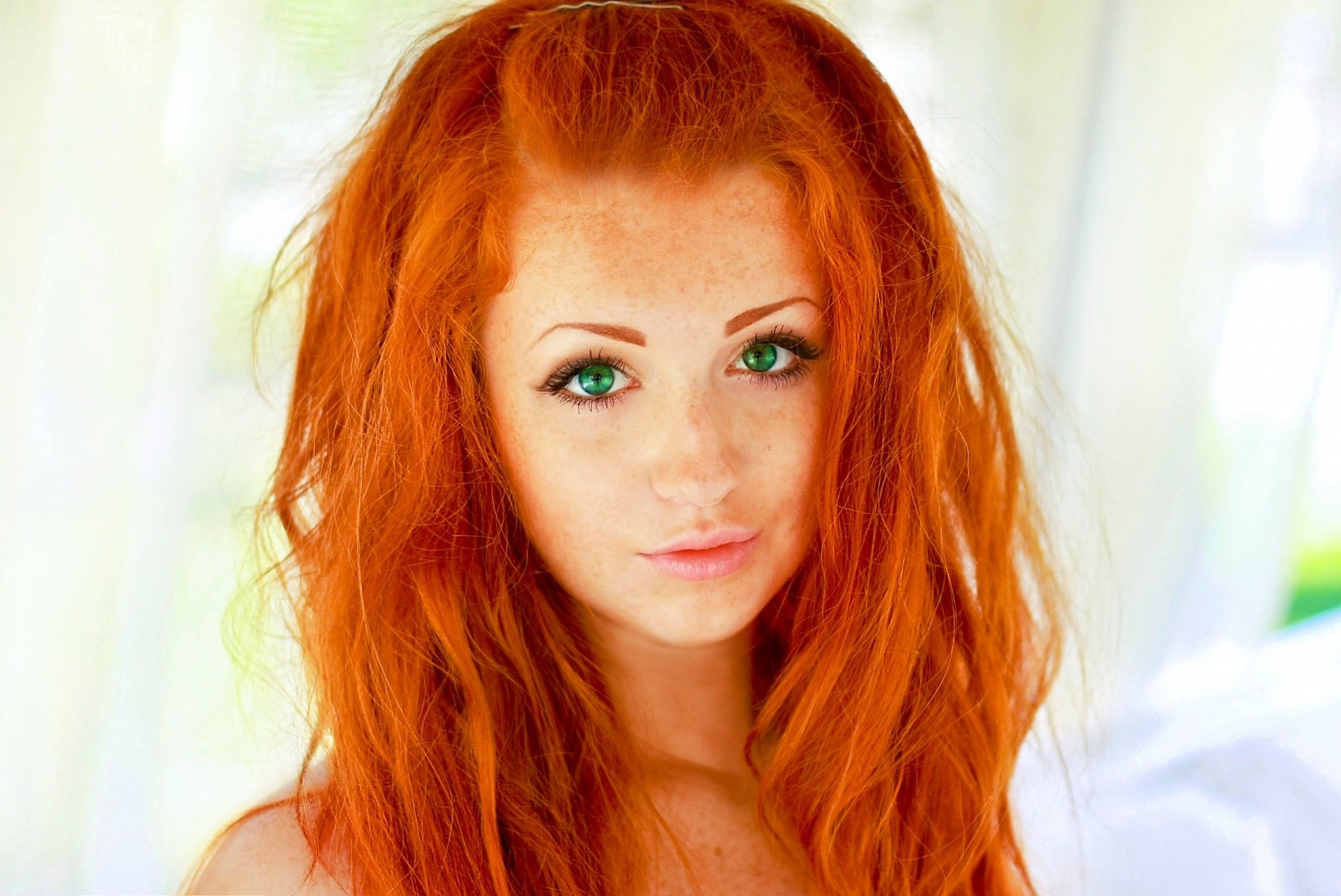 fille rousse belle nounou yeux