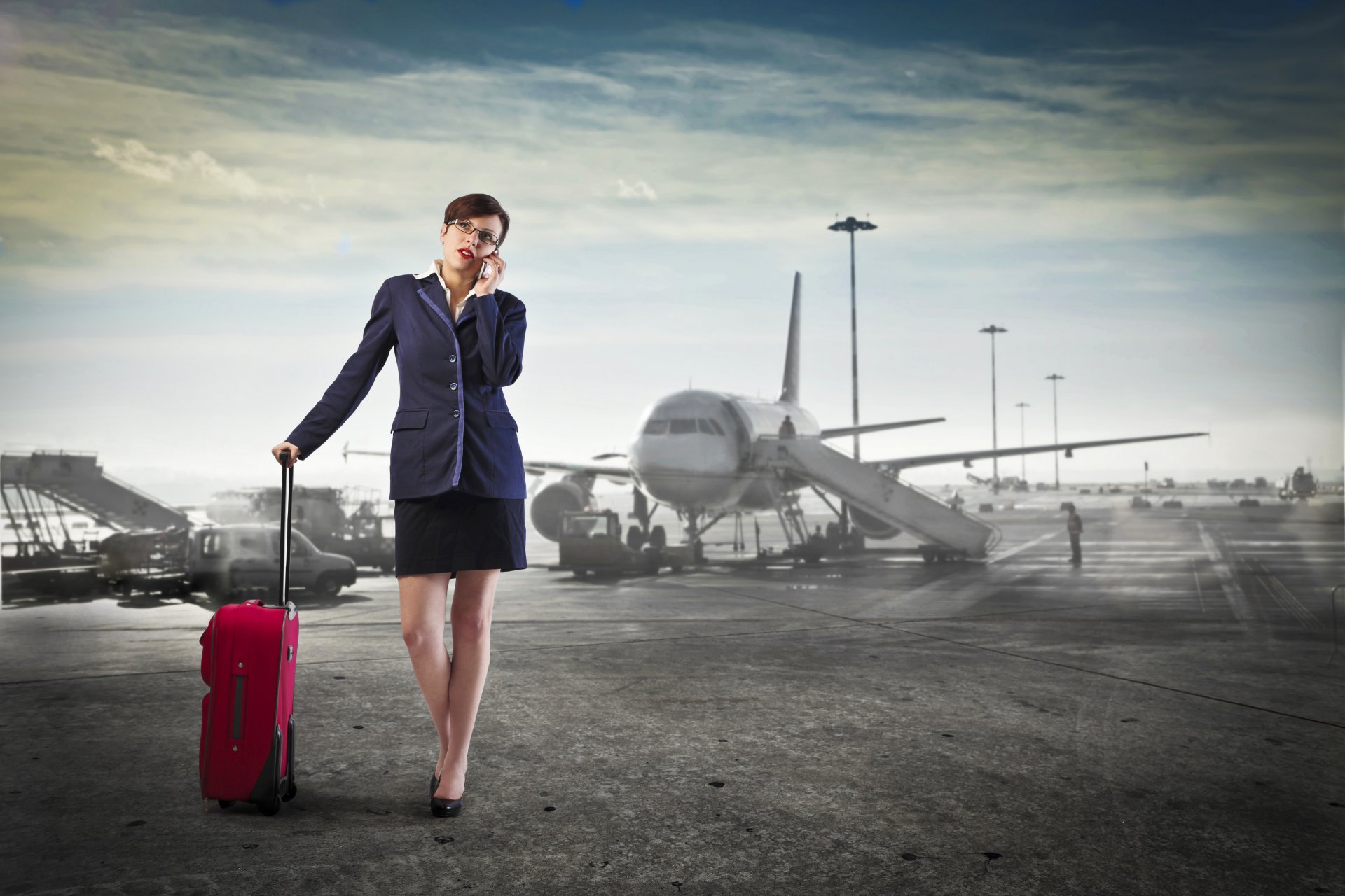 aeropuerto mujer chaqueta falda bolsa de viaje llamada teléfono cielo