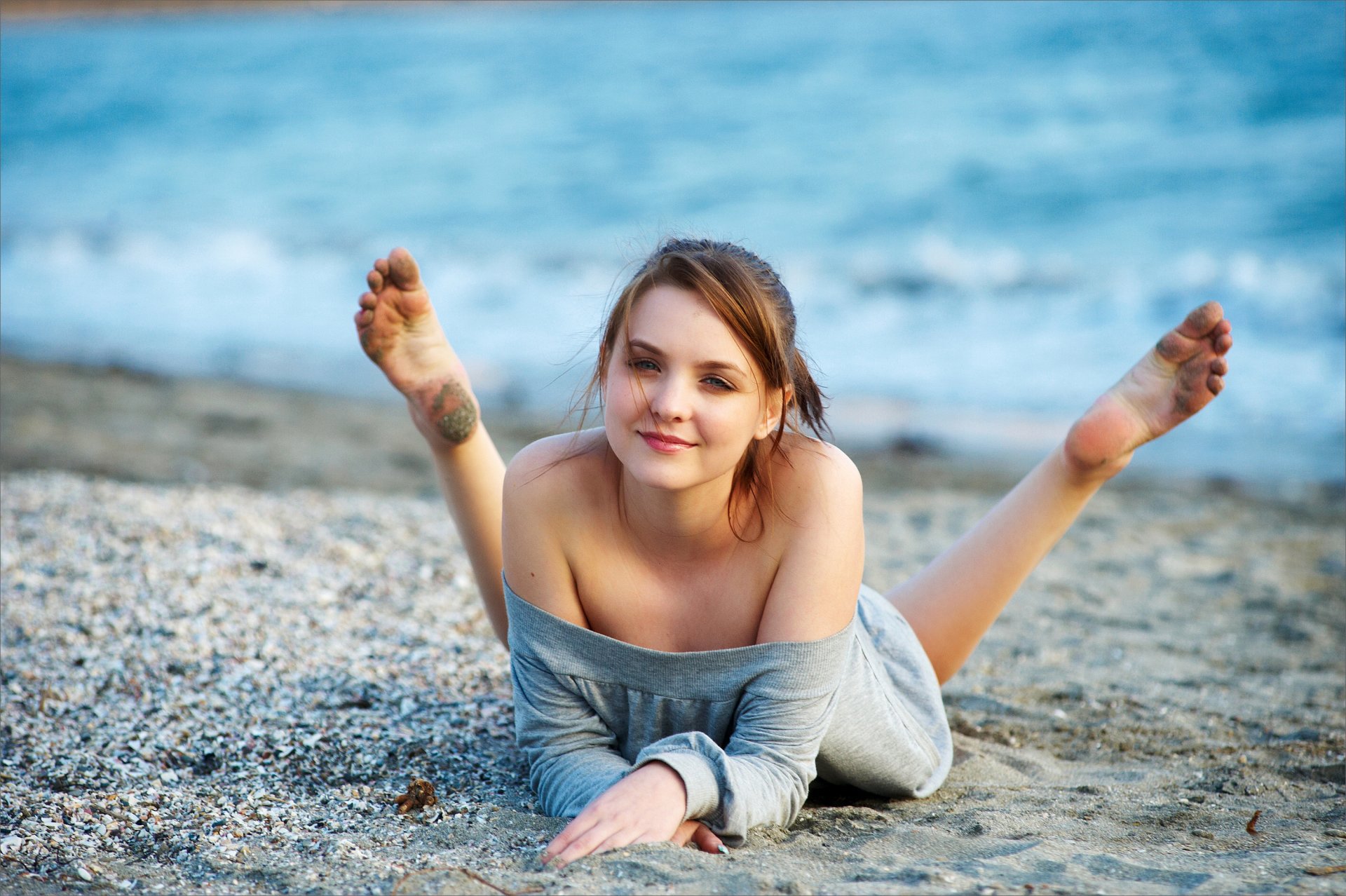 emily ragazza bruna occhi grigi sguardo sorriso camicetta spiaggia sabbia mare vento tacchi