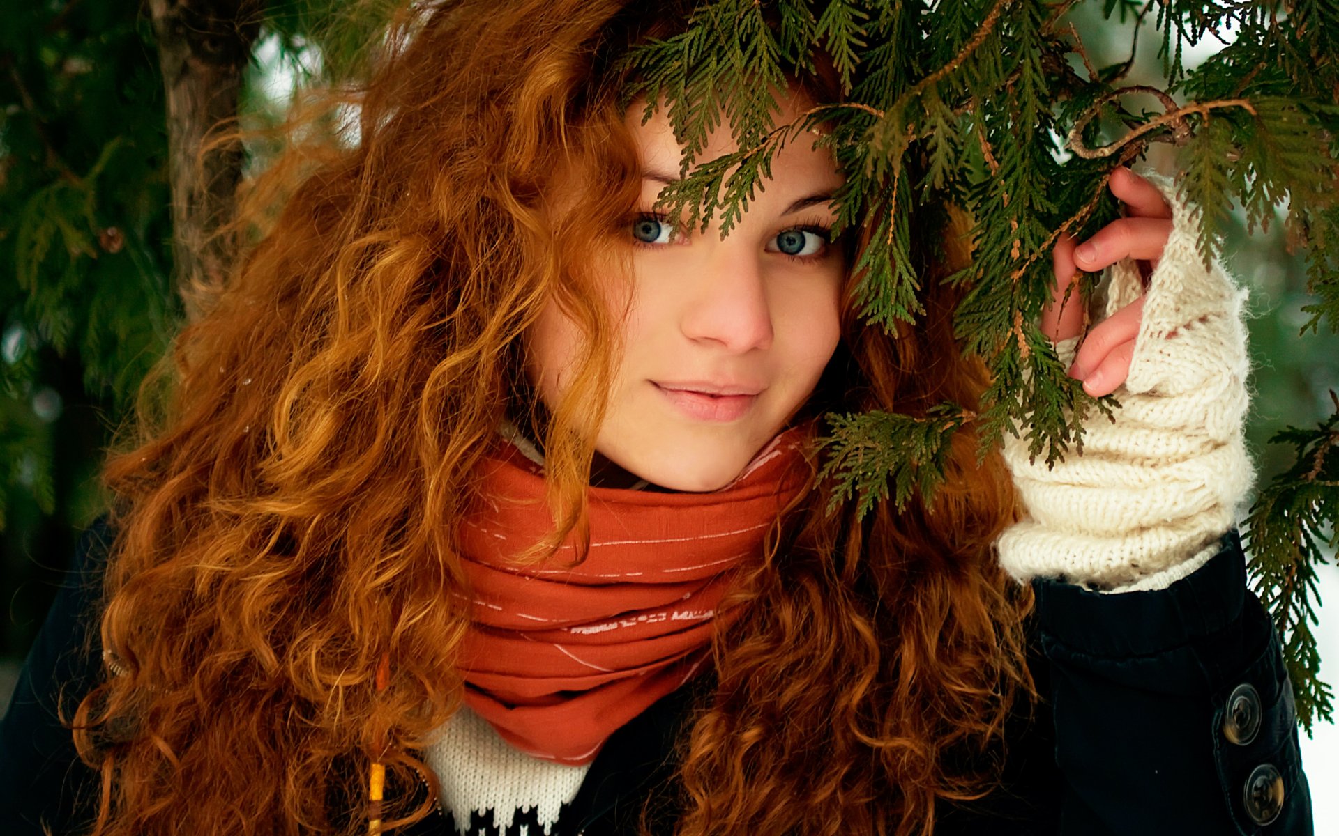 fille visage regard sourire rousses cheveux nature forêt