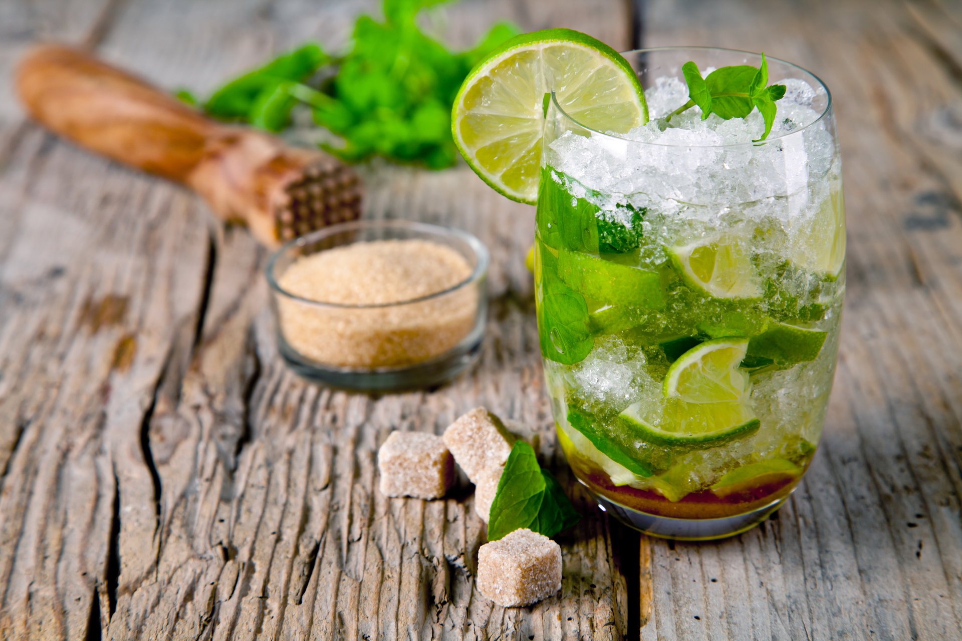 mojito limonka koktajl lód mięta kieliszek cukier kostki