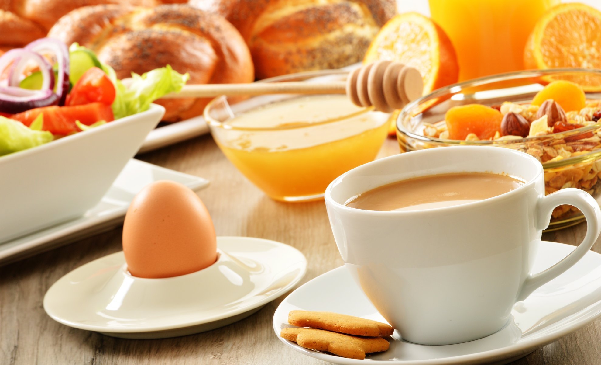 petit déjeuner biscuits café oeuf tasse muesli fruits miel