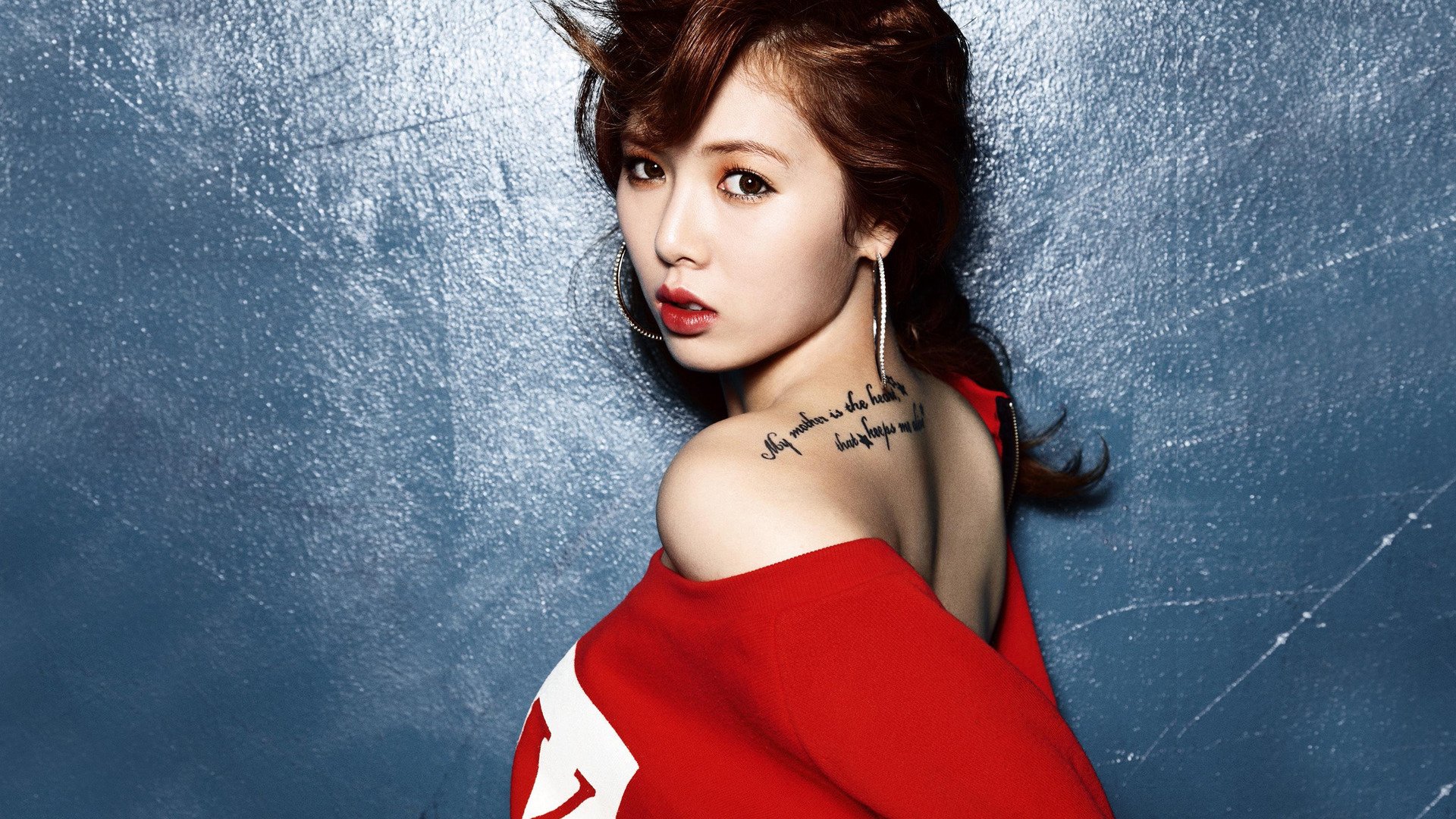 hyuna kim cantante corea del sur chica pared asiática tatuaje tatuaje hombro en rojo