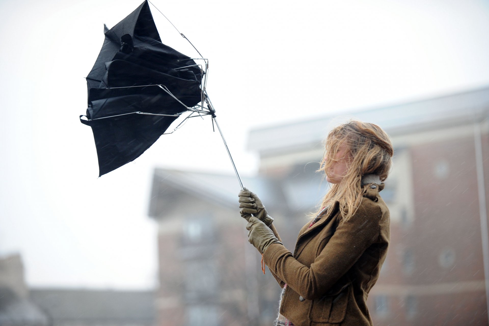 ville fille vent parapluie