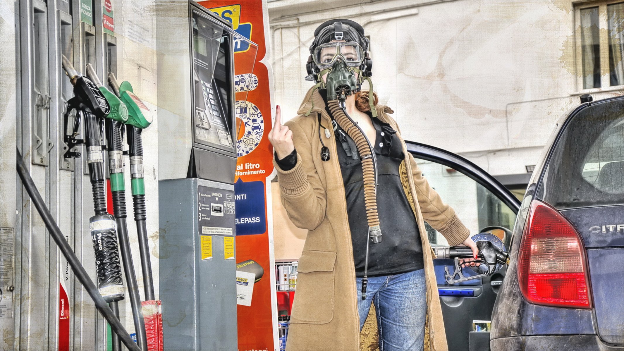 chica gasolinera situación