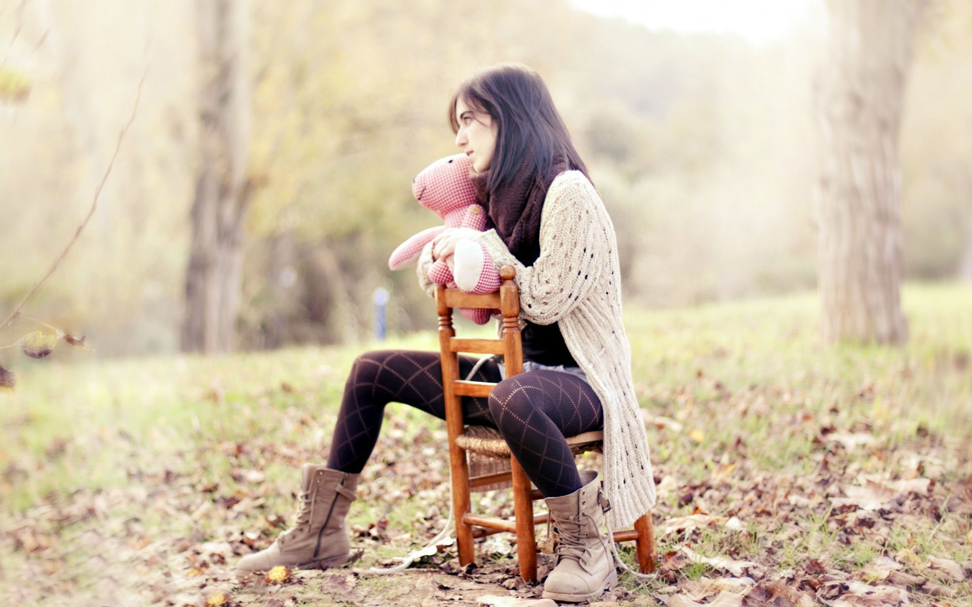 situation mädchen brünette jacke schuhe blick. spielzeug rosa käfig natur bäume blätter lsitva herbst hintergrund stimmung tapete widescreen