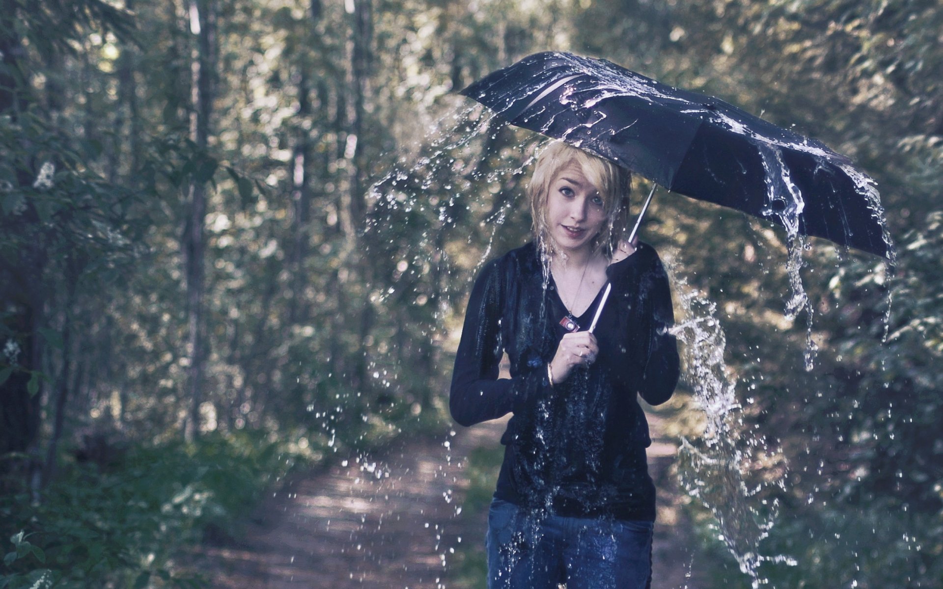 chica paraguas lluvia situación