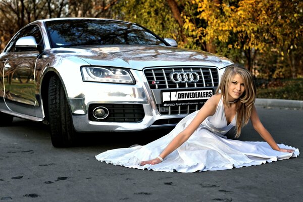 Audi y la chica de blanco en el fondo del otoño