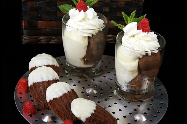 Schönes Schokoladendessert in Gläsern