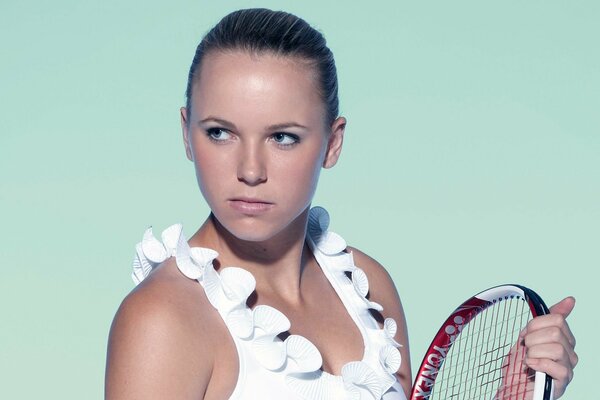 Joueur de tennis avec raquette sur fond vert