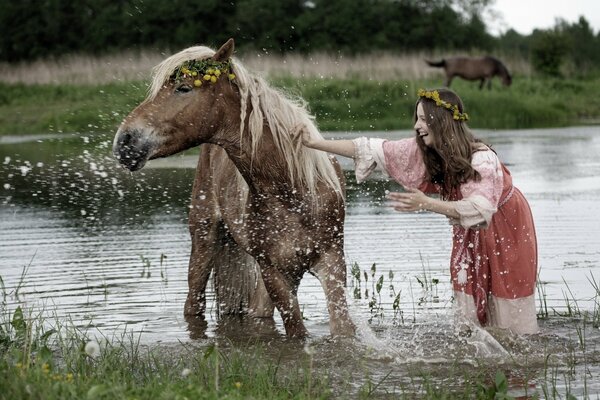 Chica rusa se baña con un caballo