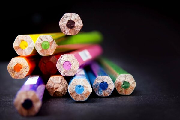 Crayons de couleur lumineux à l école