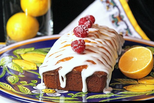 Tarte sucrée garnie de glaçage et de framboises