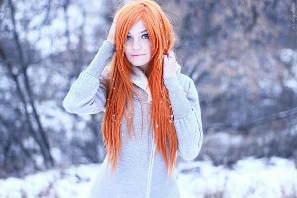 Rousse fille dans la nature en hiver