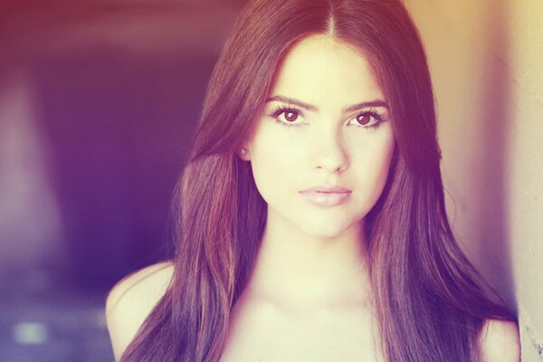 La bella actriz Shelly Hennig