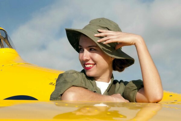 Mujer fotografiada en avión amarillo