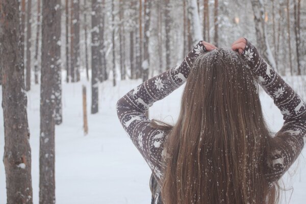 Image de la jeune fille dans la forêt d hiver