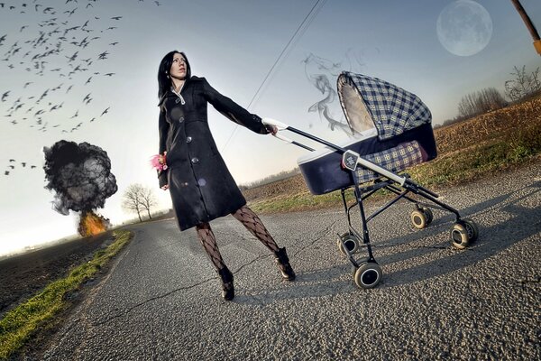 Mädchen auf der Straße mit Kinderwagen