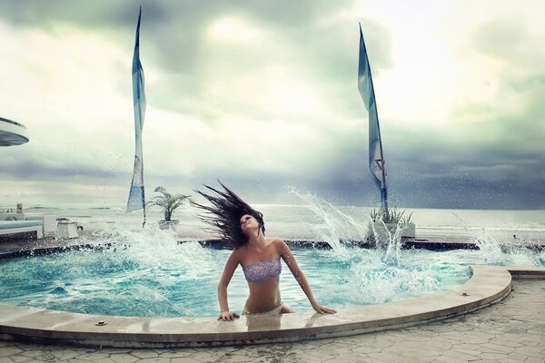 Hermosa piscina con olas