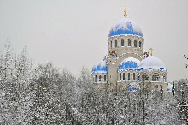 Православный храм в зимний период