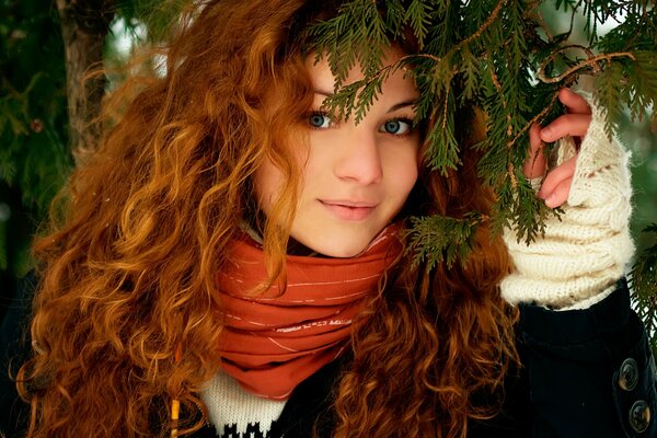 Bella vista. Ragazza dai Capelli rossi in posa nel bosco in inverno